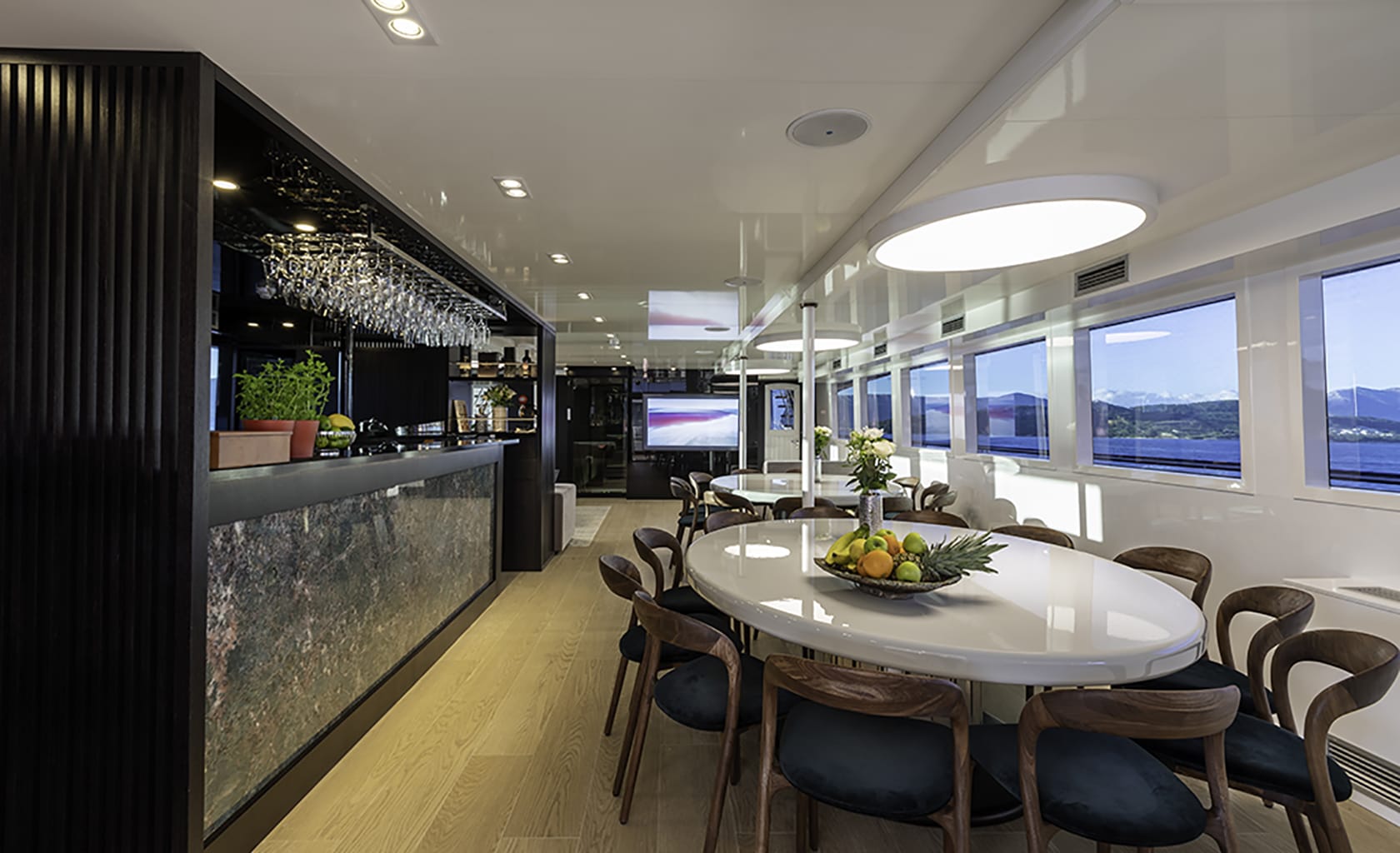 AGAPE ROSE Saloon
