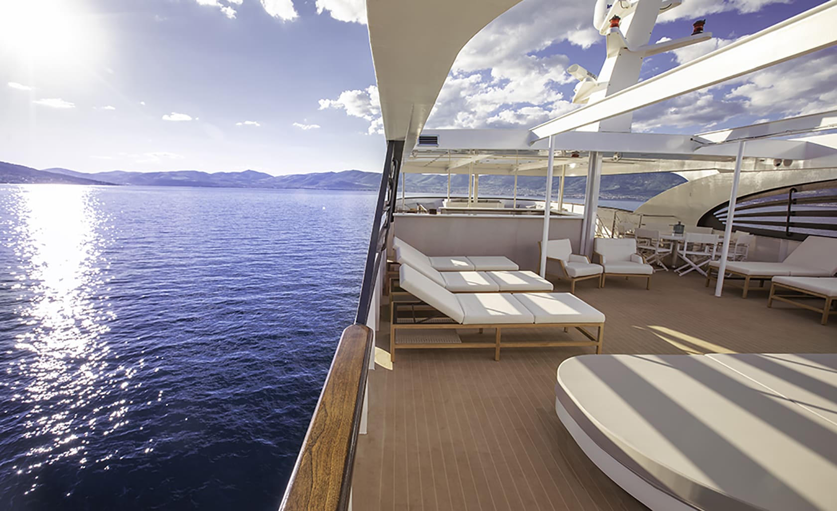 AGAPE ROSE Upper deck