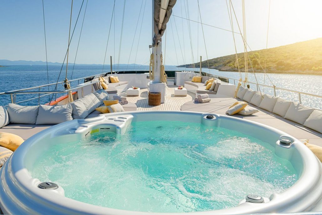 Amazing-jacuzzi-on-board