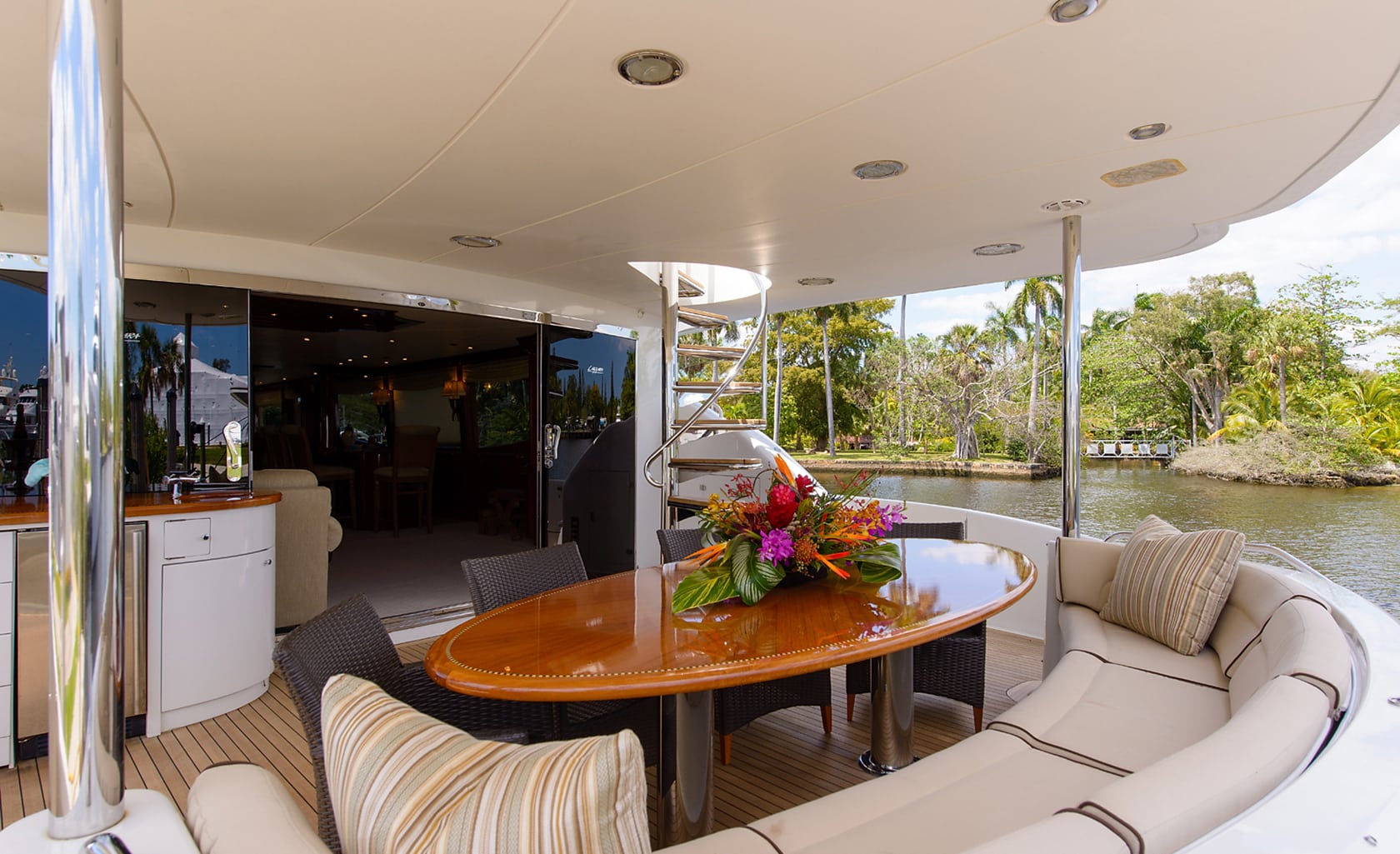 BELLA CONTESSA Aft deck