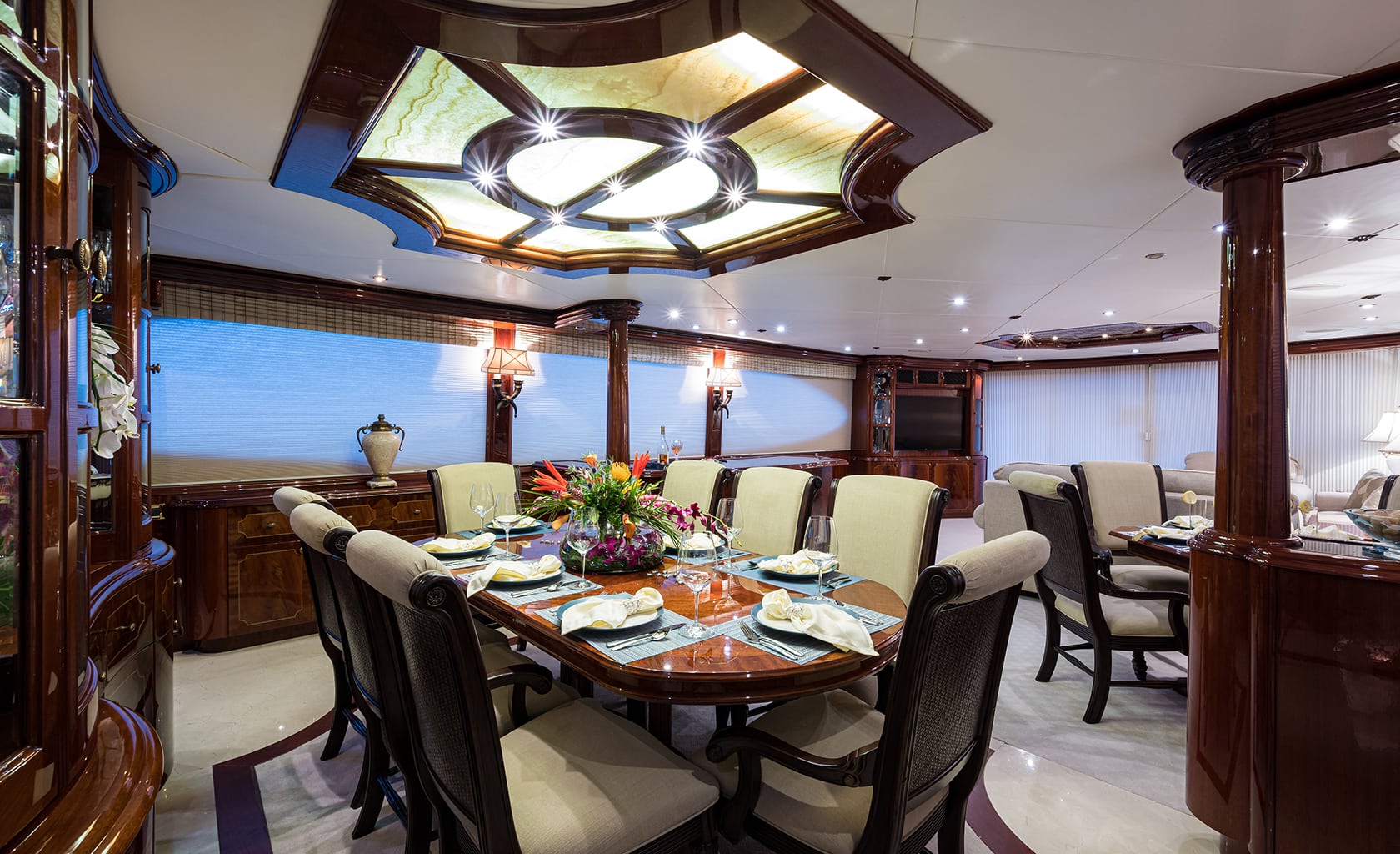 BELLA CONTESSA Dining area
