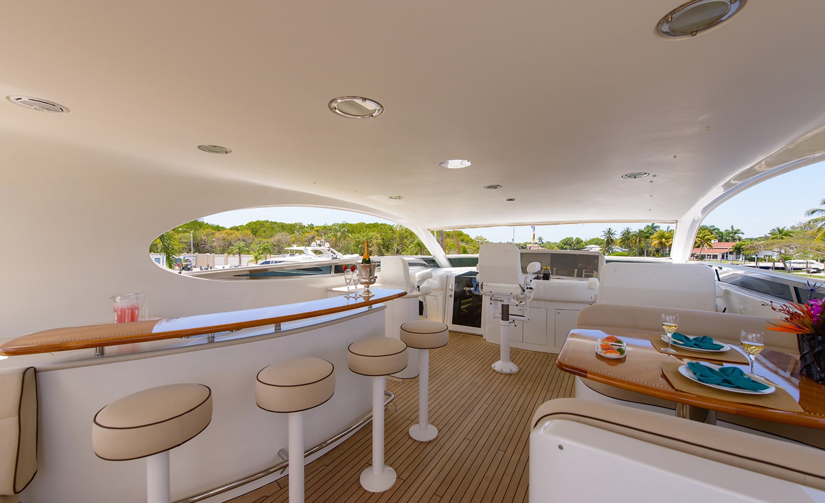 BELLA CONTESSA Flybridge