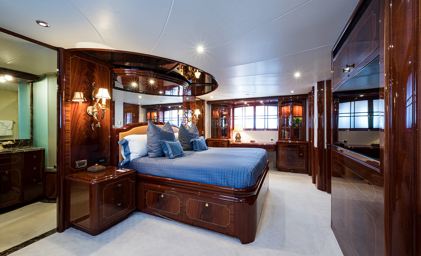 BELLA CONTESSA Master cabin