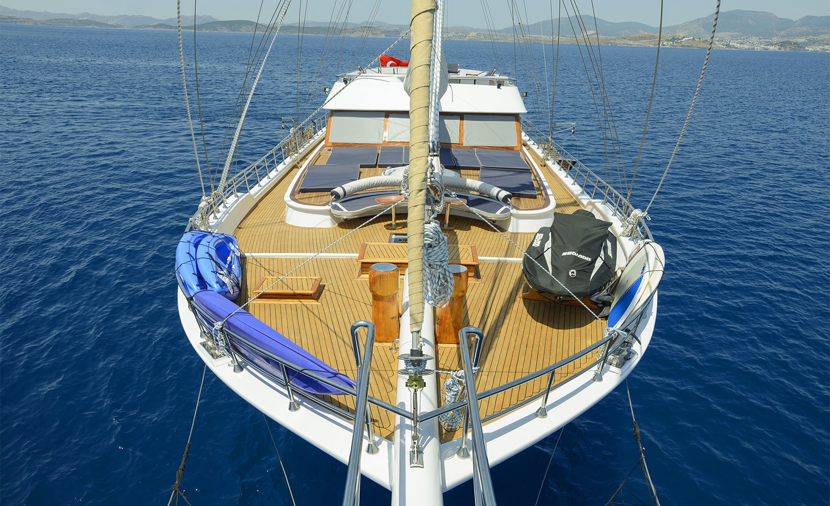 BELLA MARE From the bowspirit