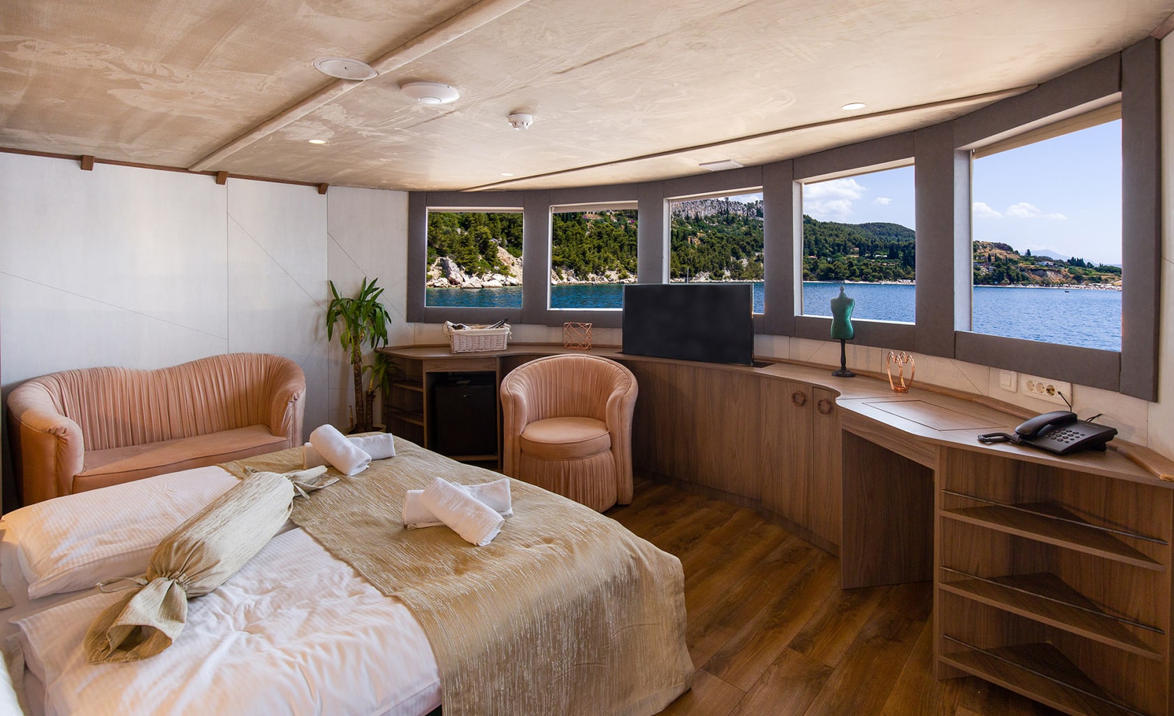 BELLA Master cabin