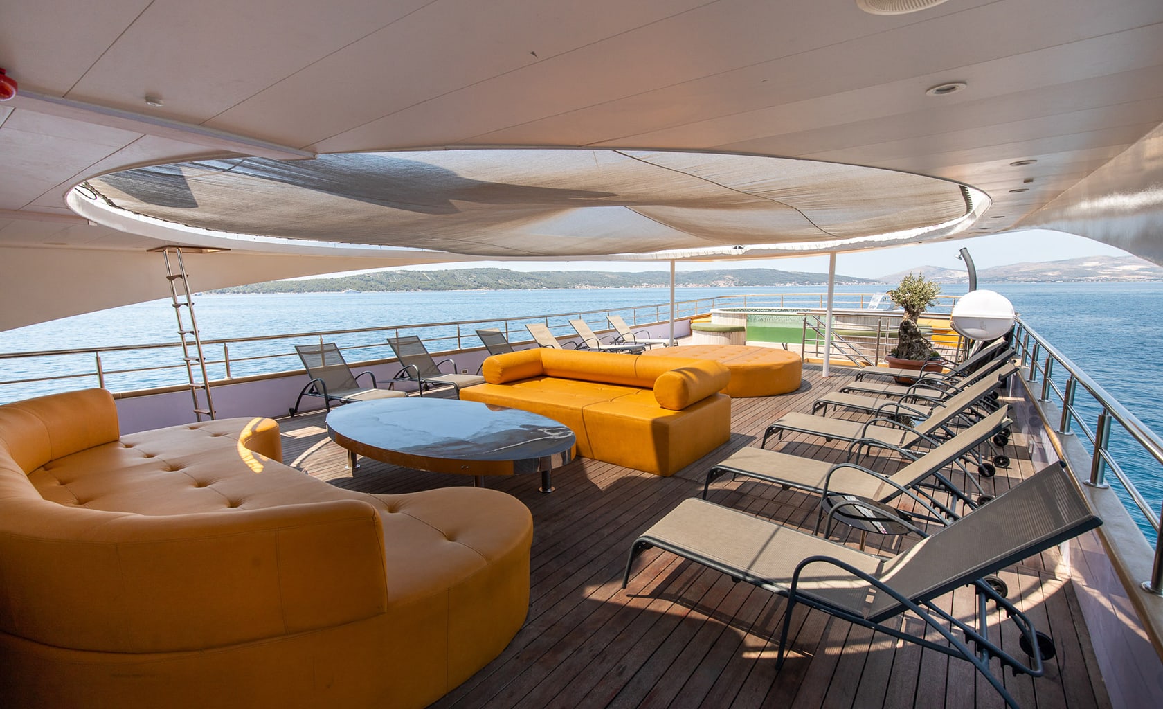 BELLA Upper deck
