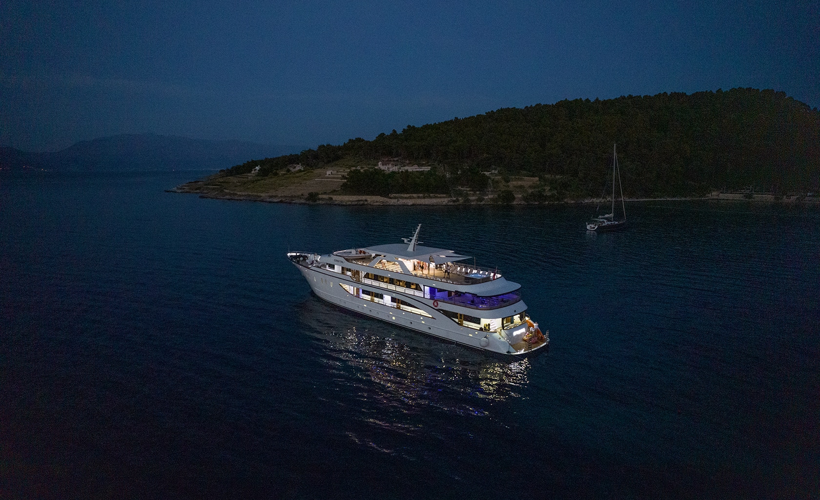 CRISTAL At night