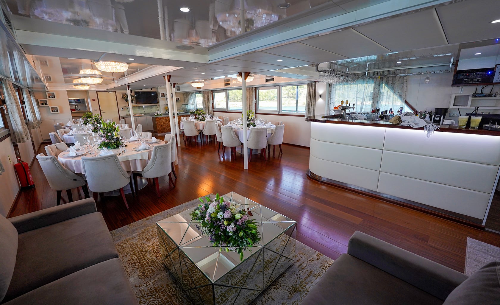 CRISTAL Saloon