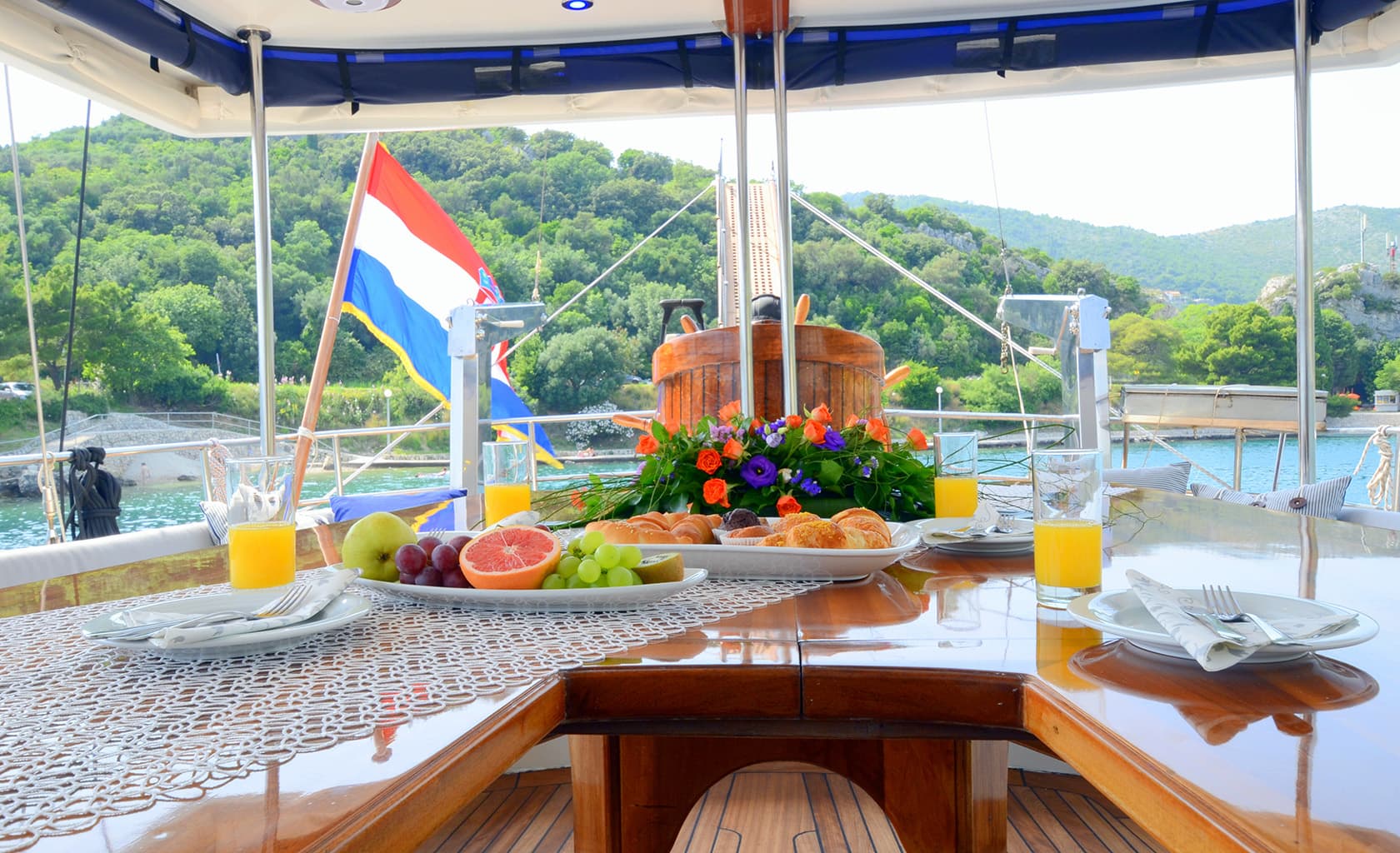 FORTUNA Aft deck