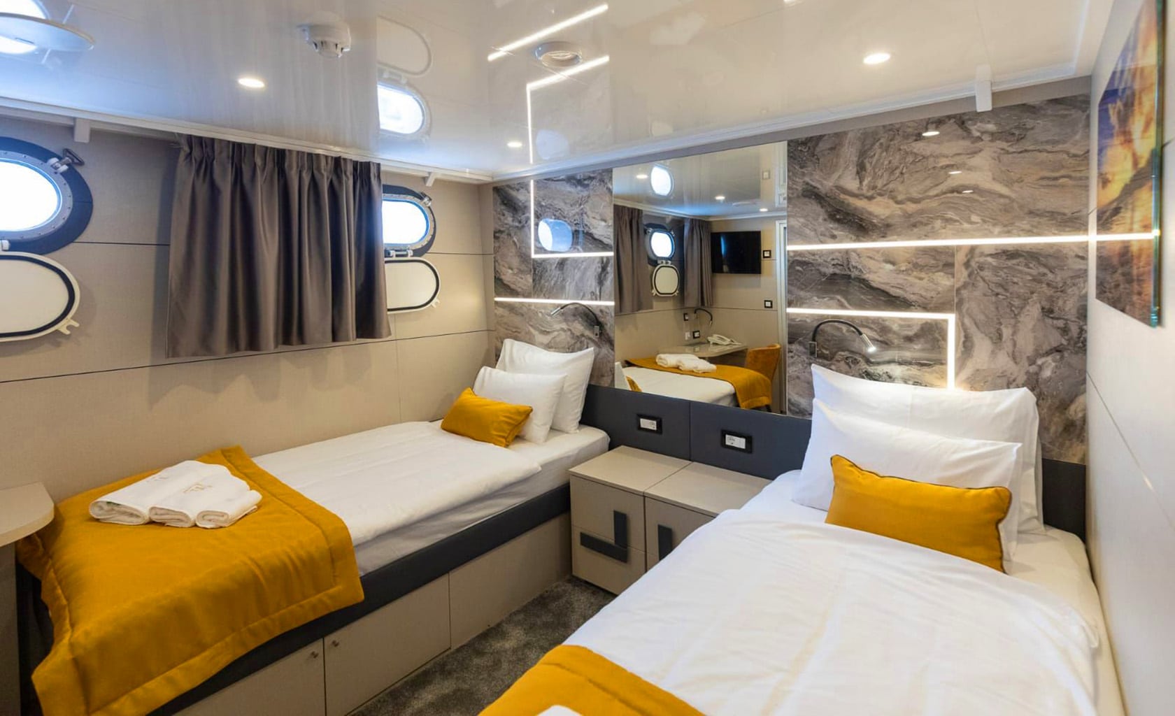 FREEDOM Twin cabin