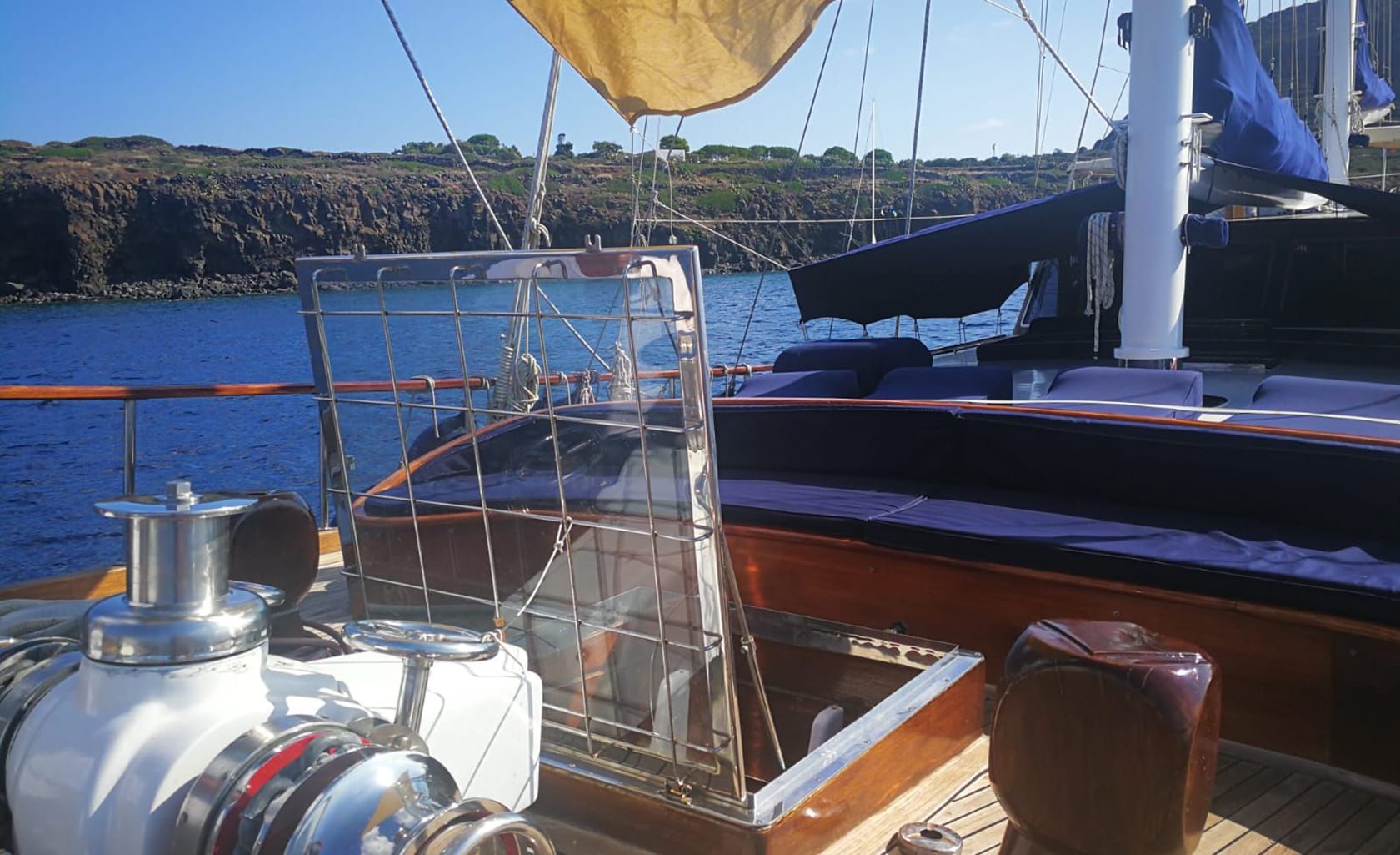 GELIDONYA II Bow deck