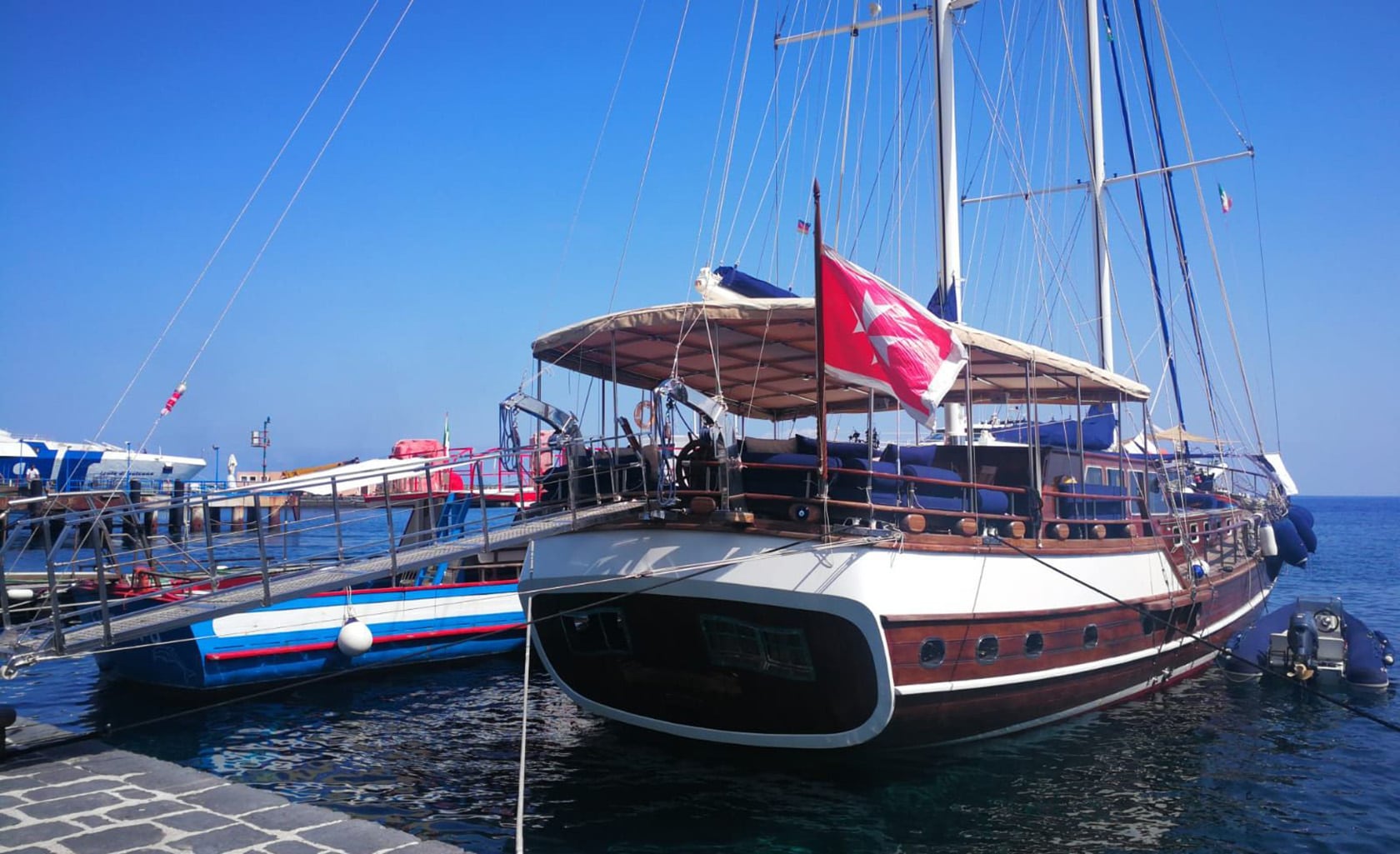 GELIDONYA II In port