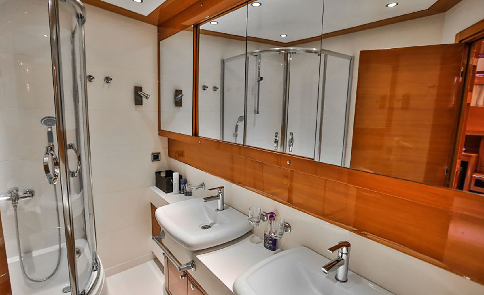 GUL MARIA Bathroom