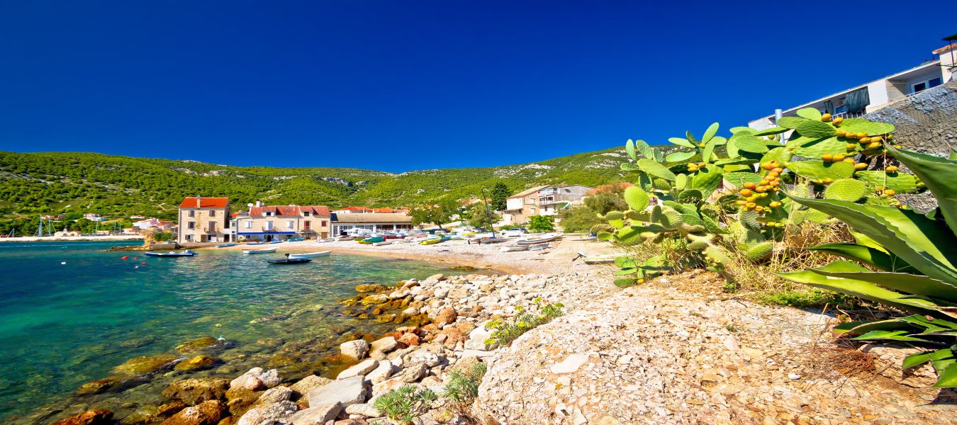 Idyllic-mediterranean-beach-in-Komiža-village-on-Vis-island-Dalmatia-Croatia
