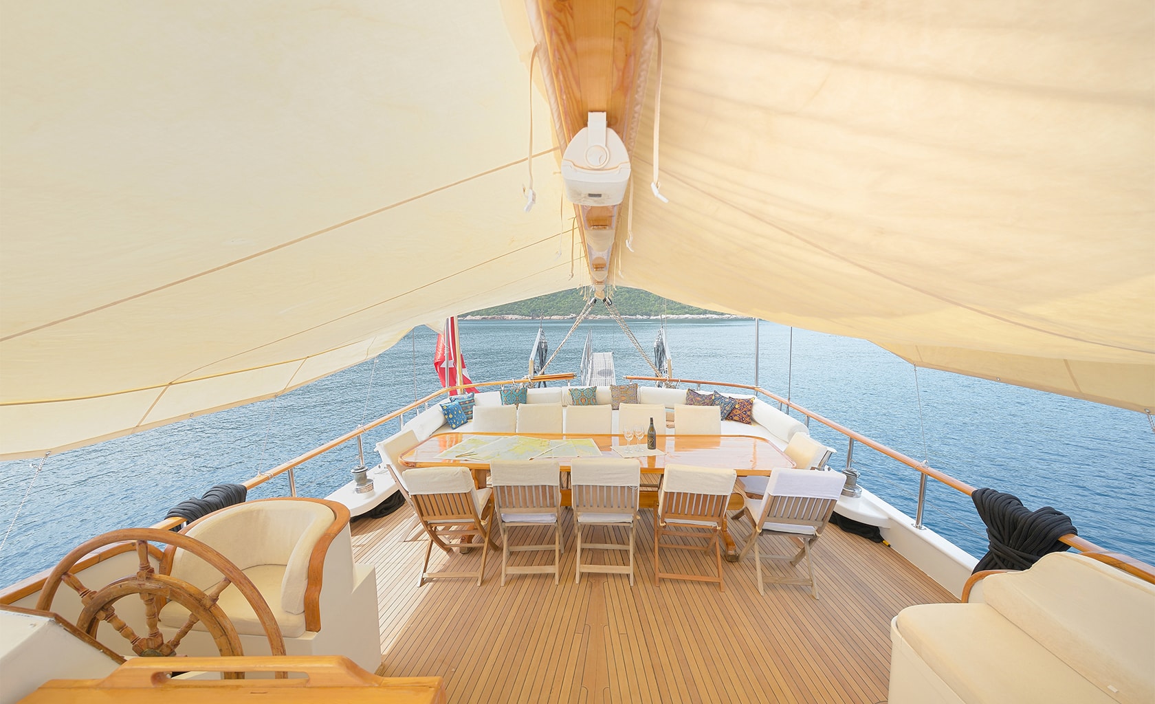 LA REINE Aft deck