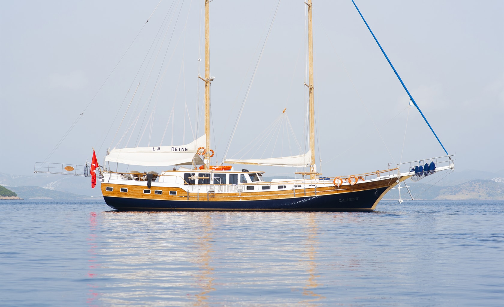 LA REINE Anchored
