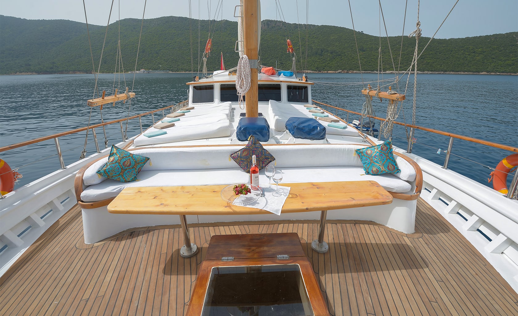 LA REINE Bow deck