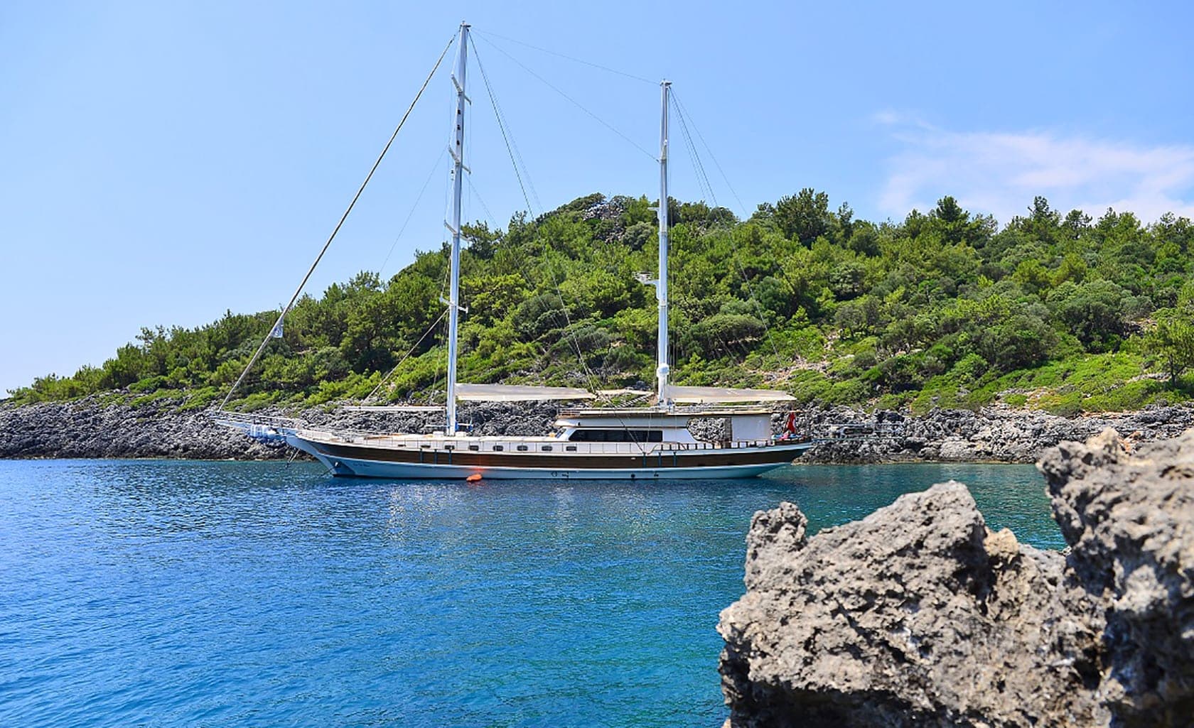 LUCE DEL MARE Anchored