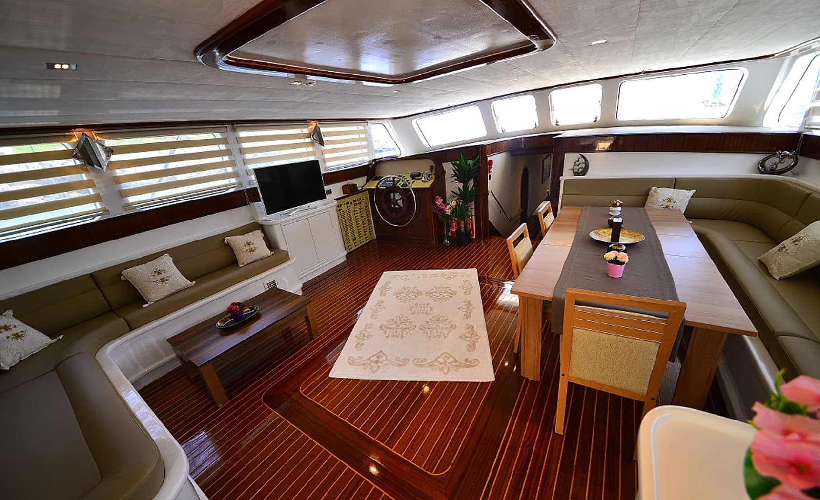 LUCE DEL MARE Saloon