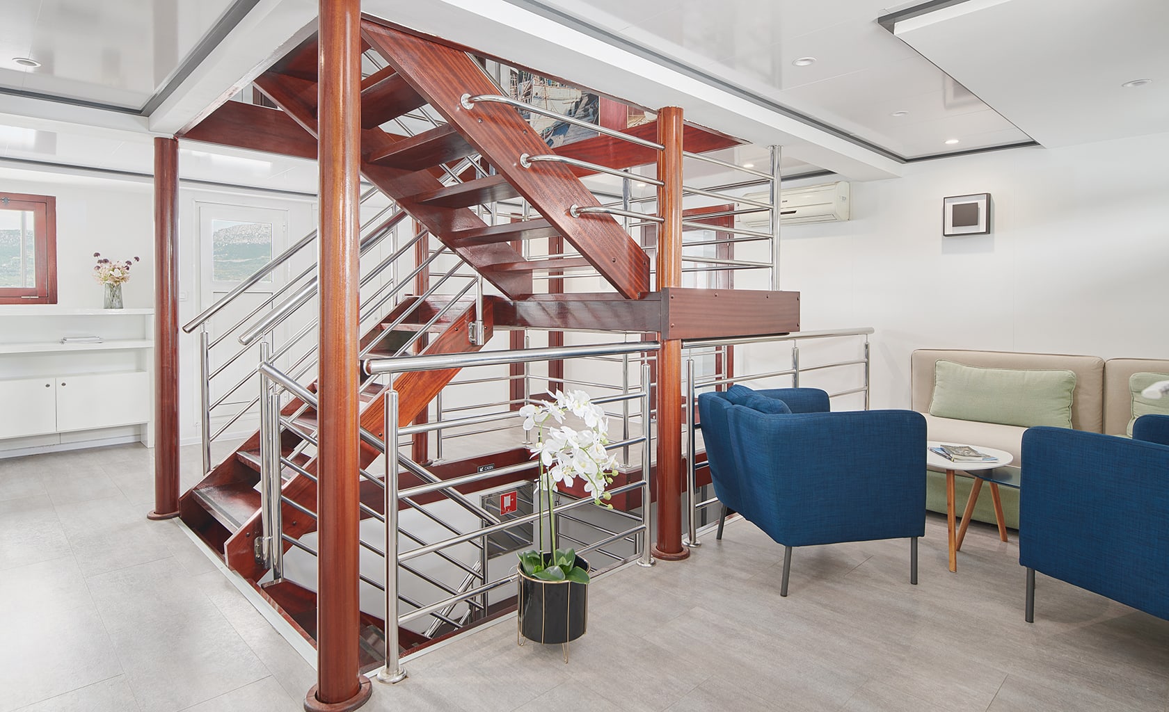 LUPUS MARE Staircase