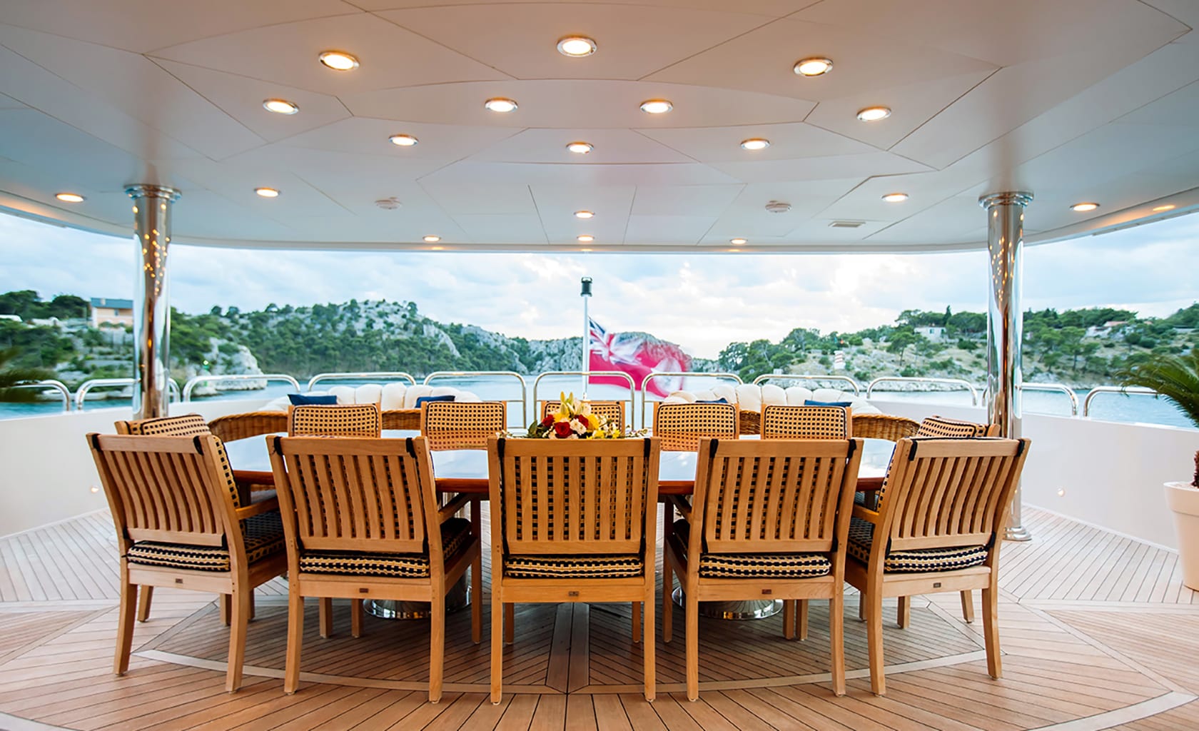 MUSTIQUE Aft deck