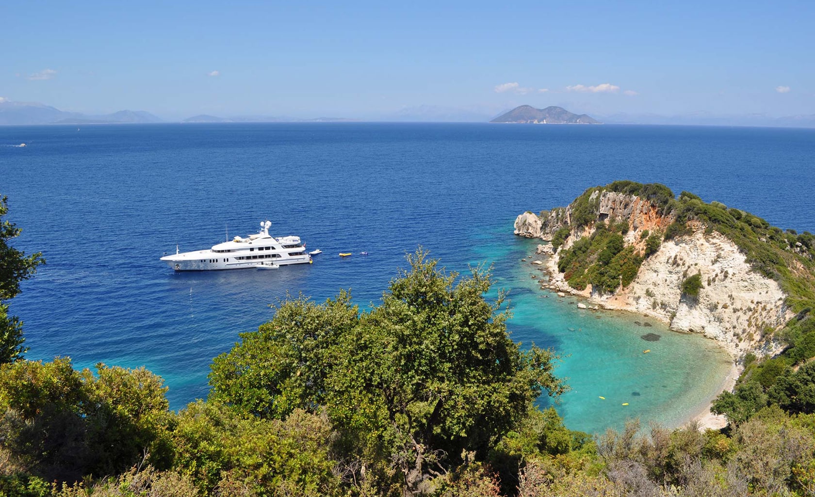 MUSTIQUE Anchored