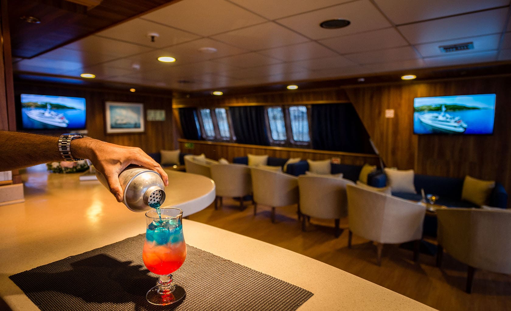 PANORAMA Saloon