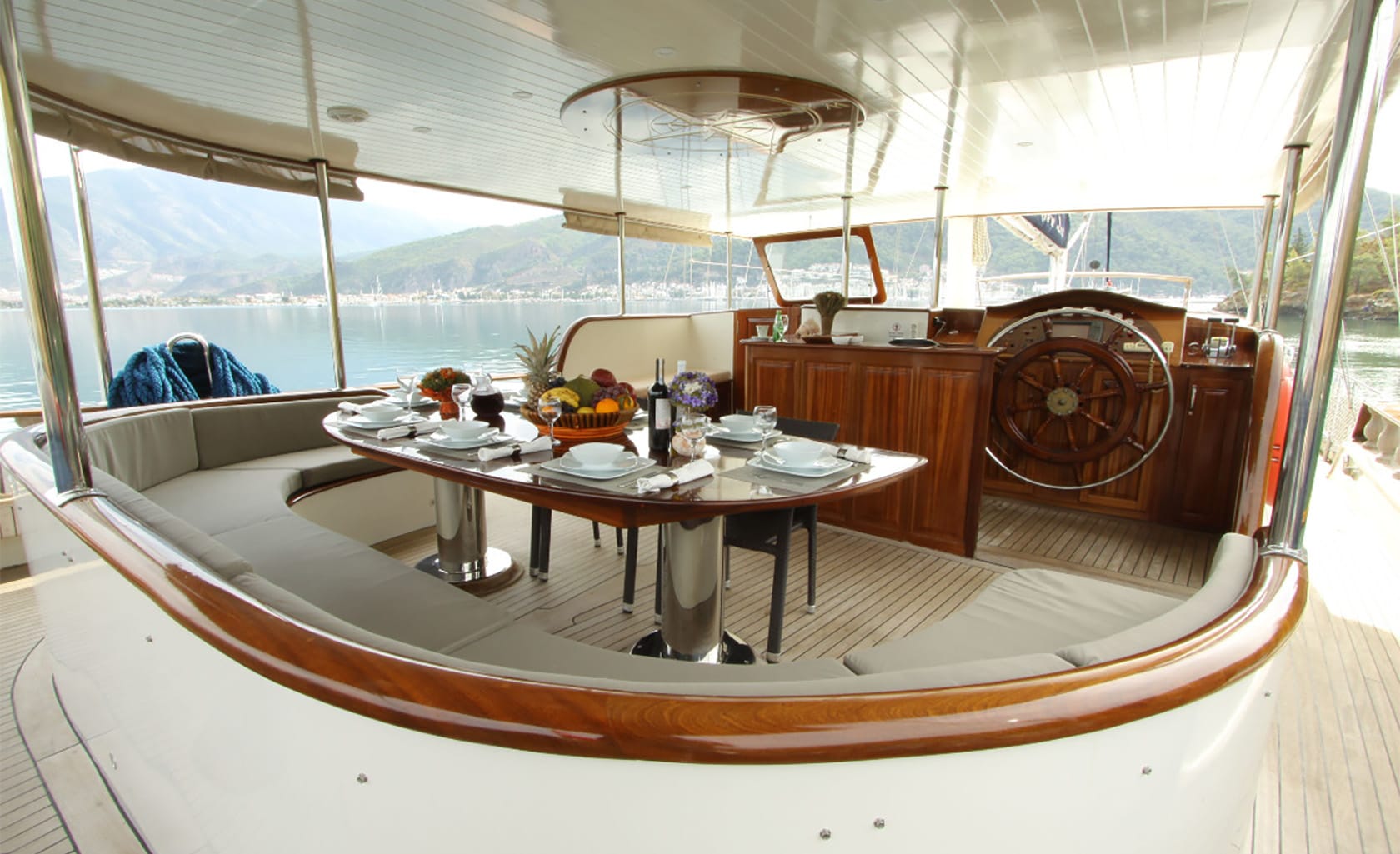 QUEEN LILA Aft deck