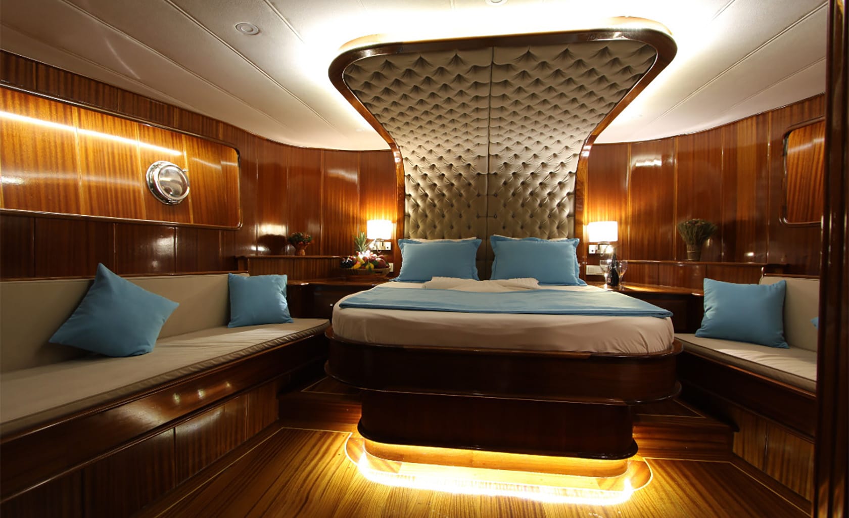 QUEEN LILA Maste cabin