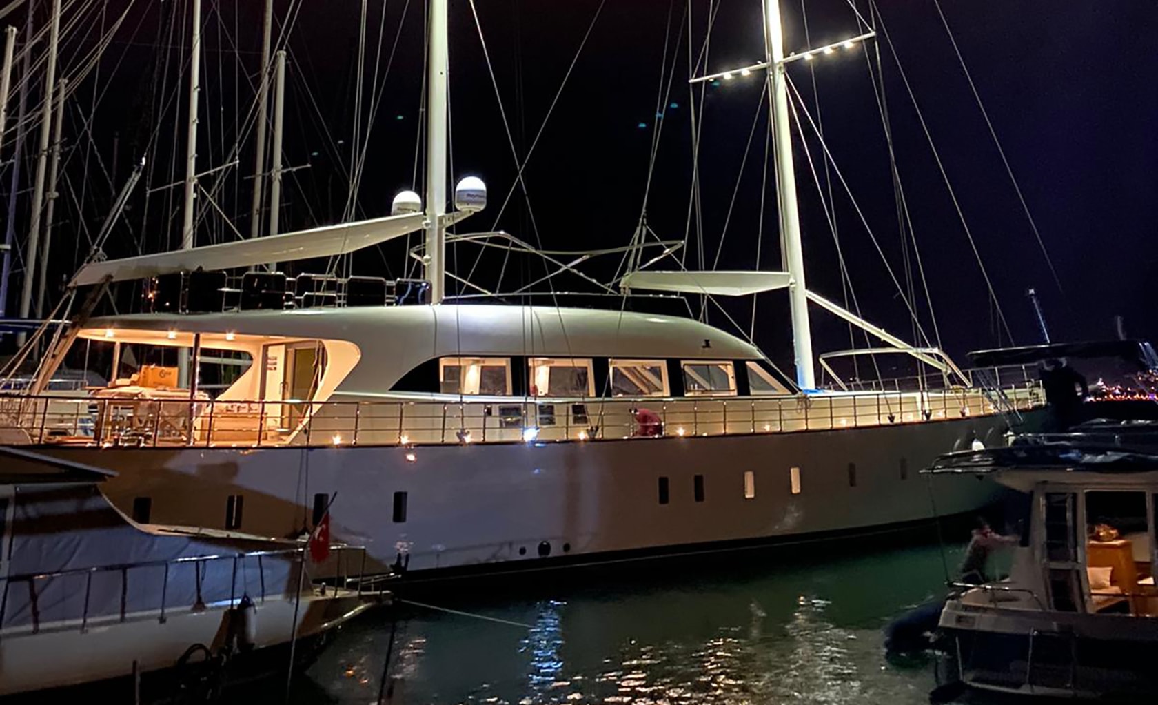 QUEEN OF MAKRI At night