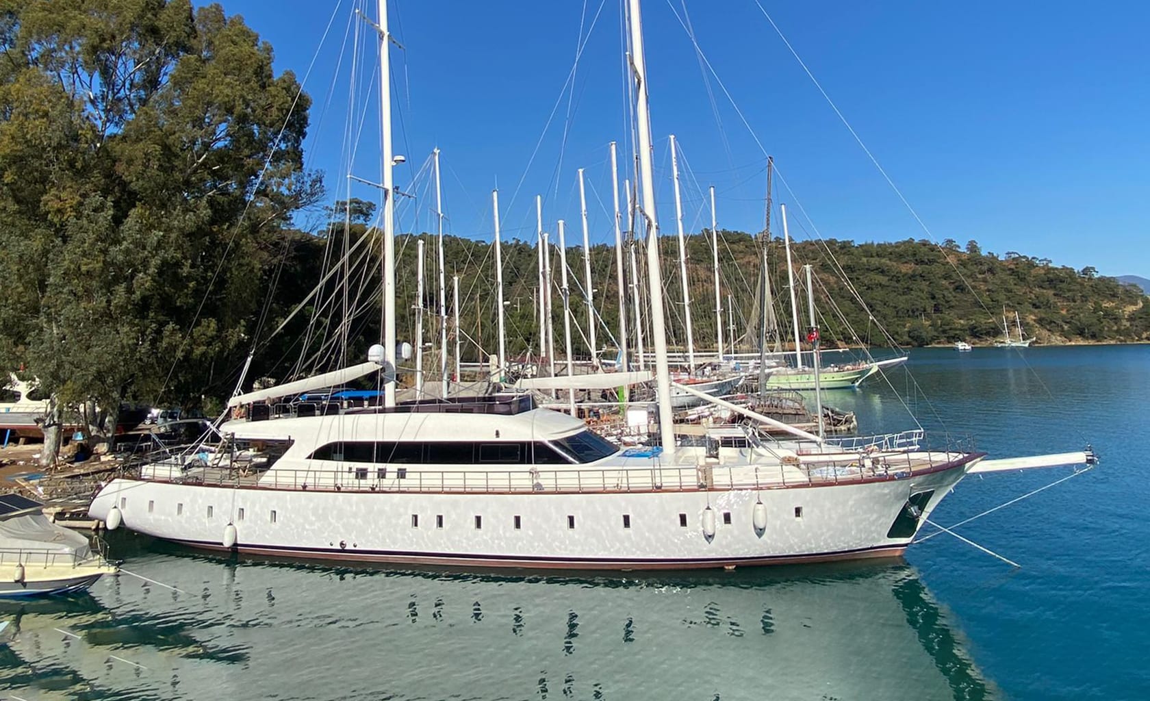QUEEN OF MAKRI In port