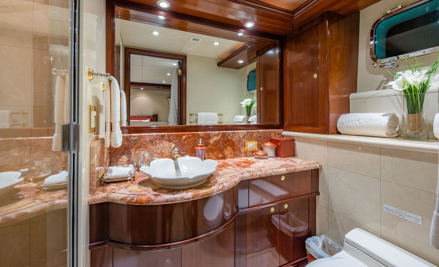 STAR SHIP Bathroom