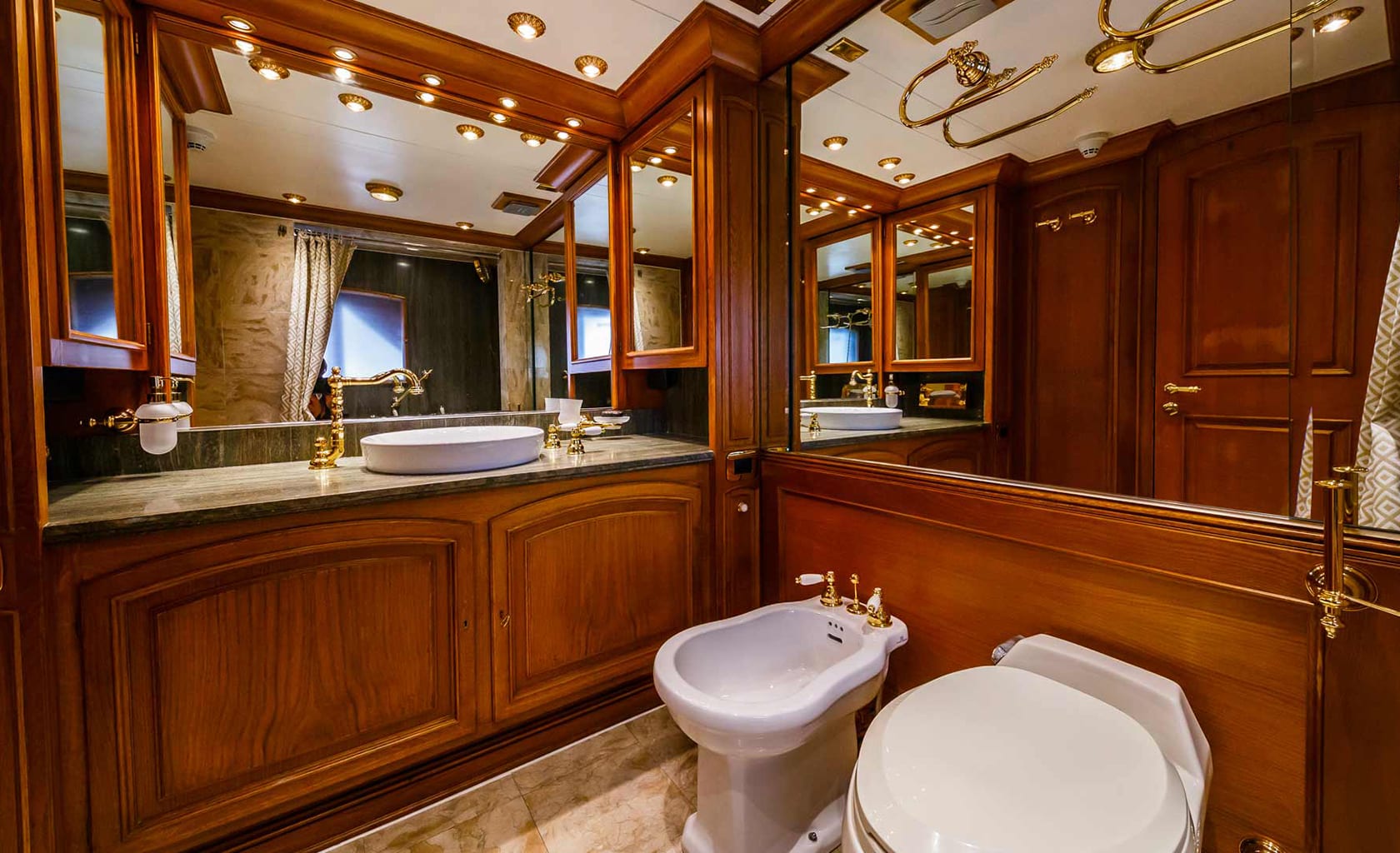 TO JE TO Bathroom