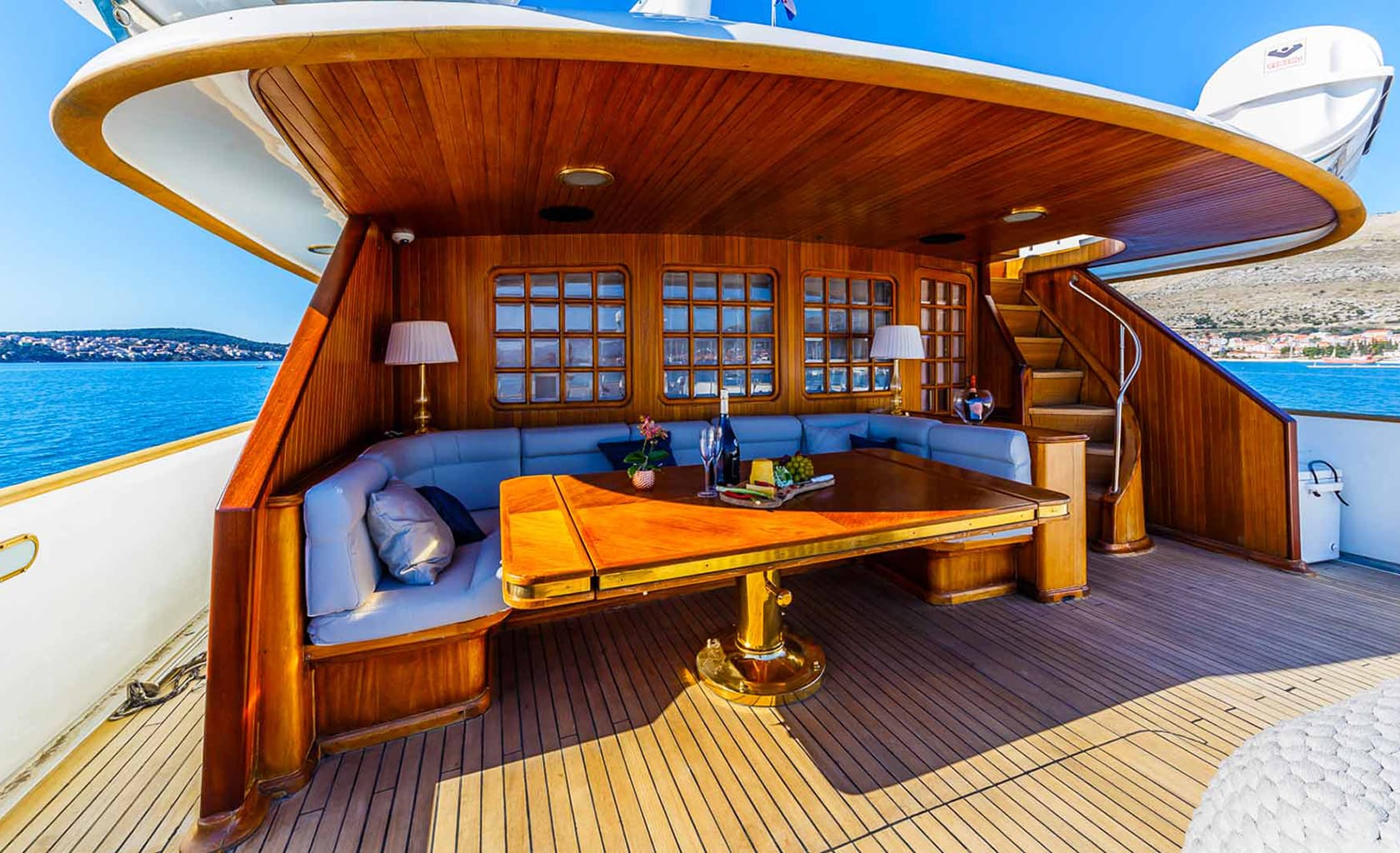 TO JE TO Flybridge