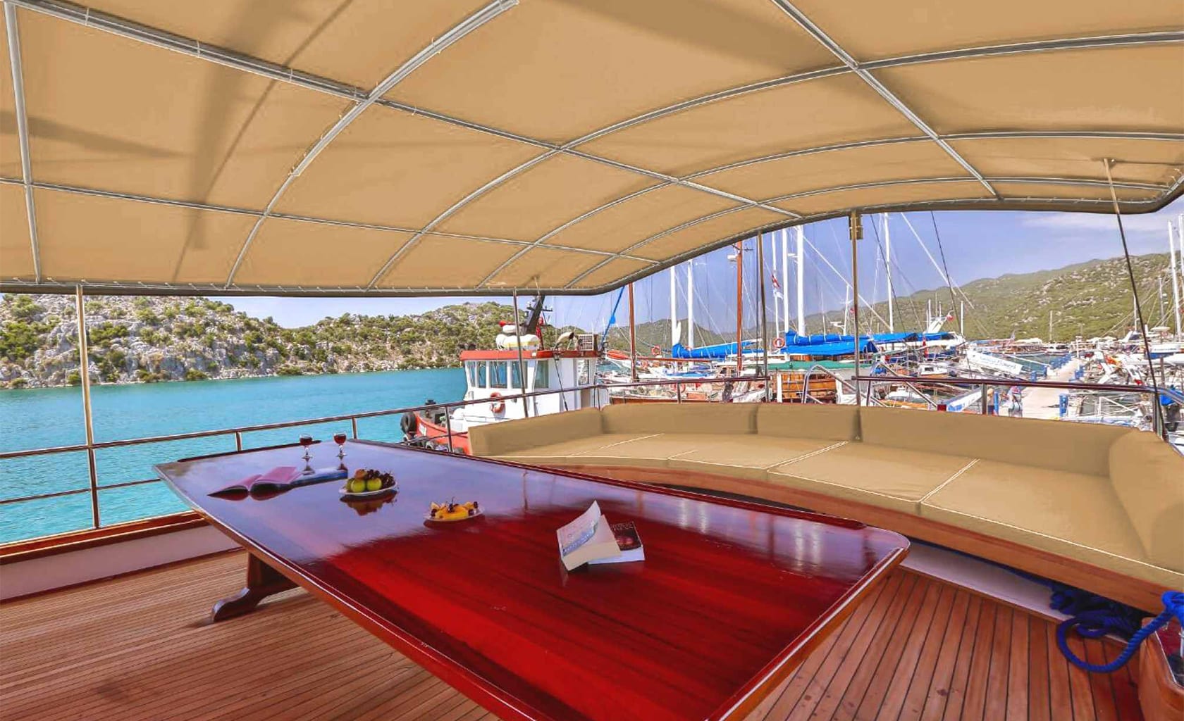 VICTORIA Aft deck