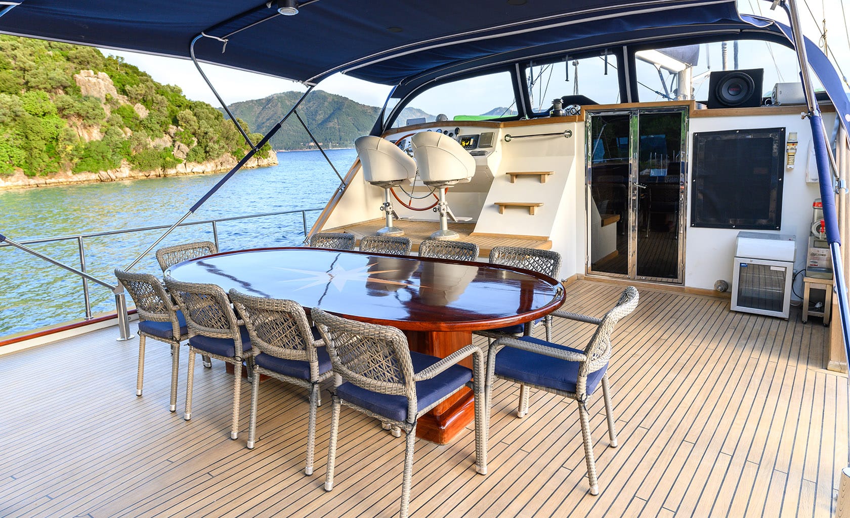VIVA SHIRA Aft deck