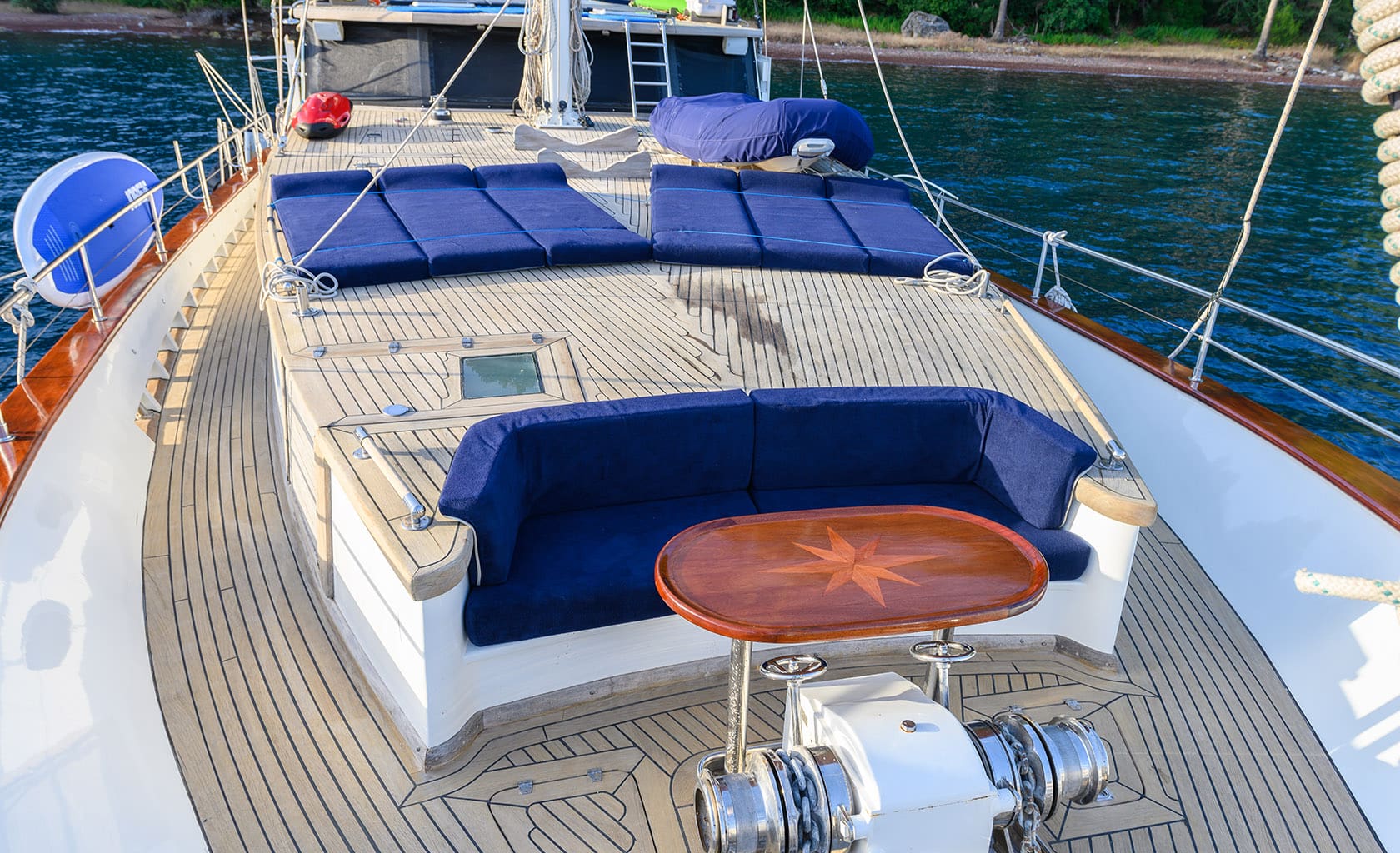 VIVA SHIRA Bow deck