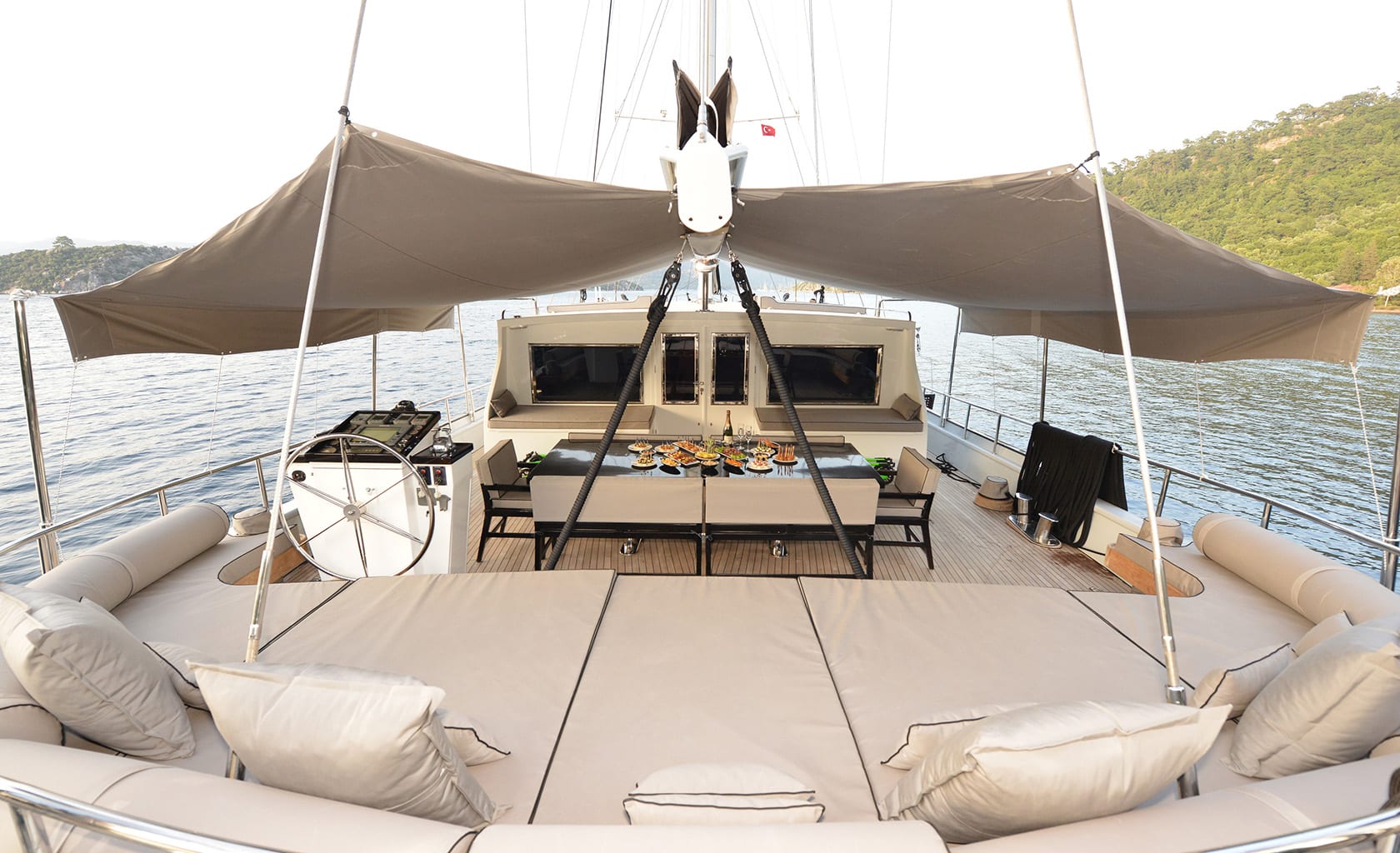 WHITE SOUL Aft deck