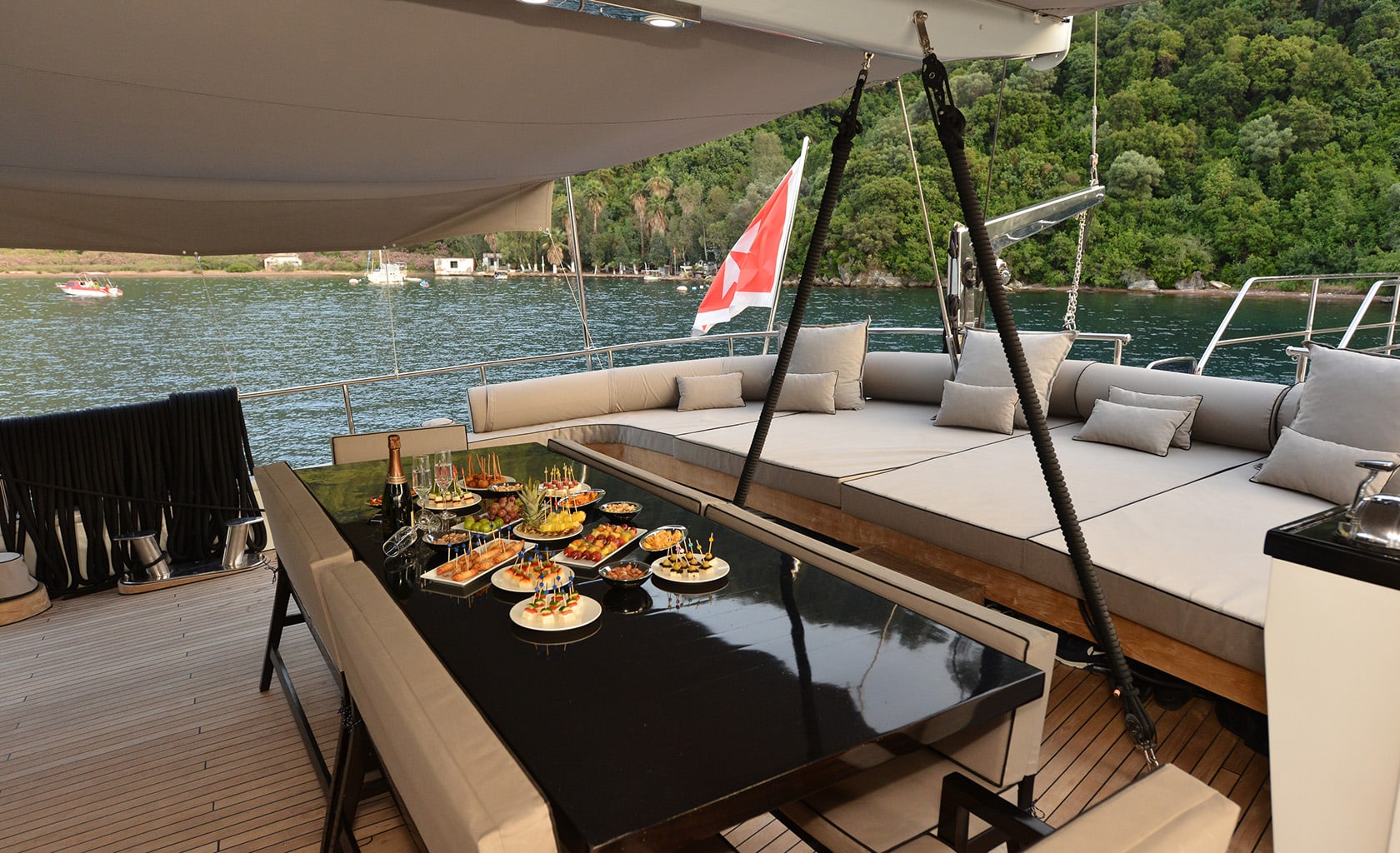 WHITE SOUL Aft deck