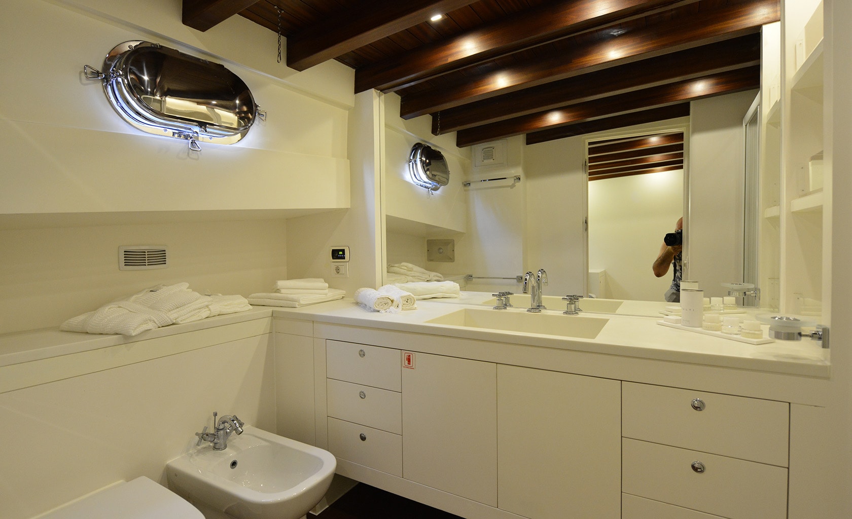 WHITE SOUL Bathroom