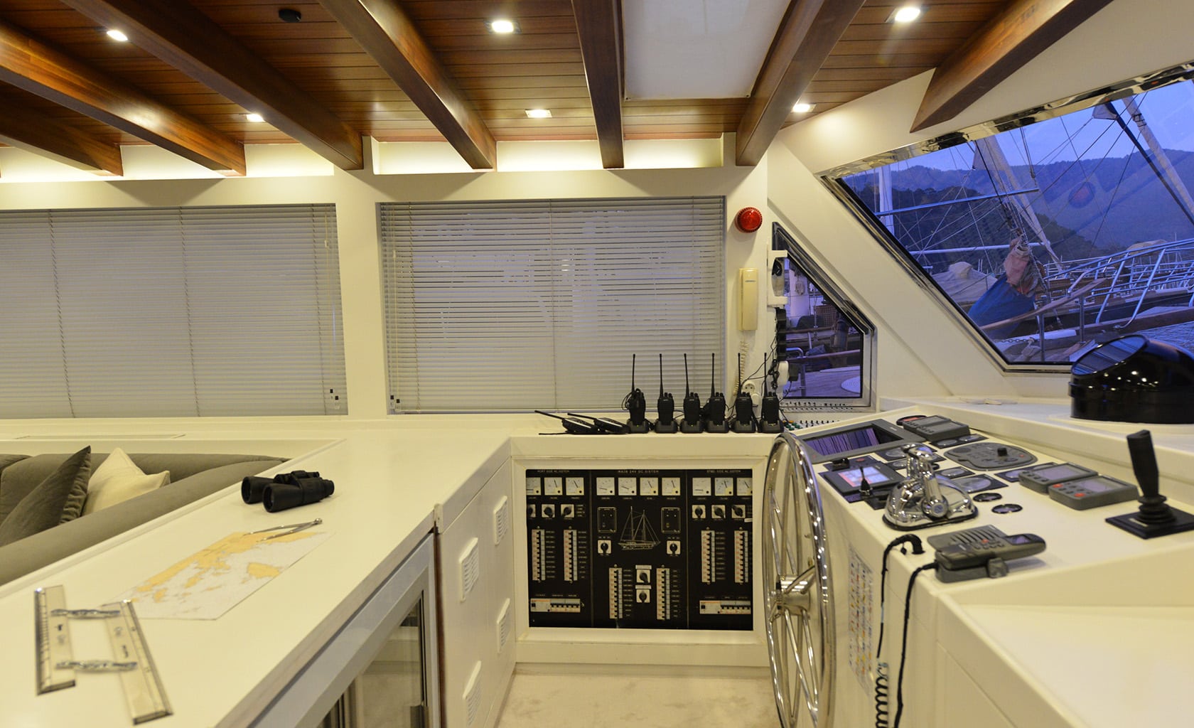 WHITE SOUL Captains place