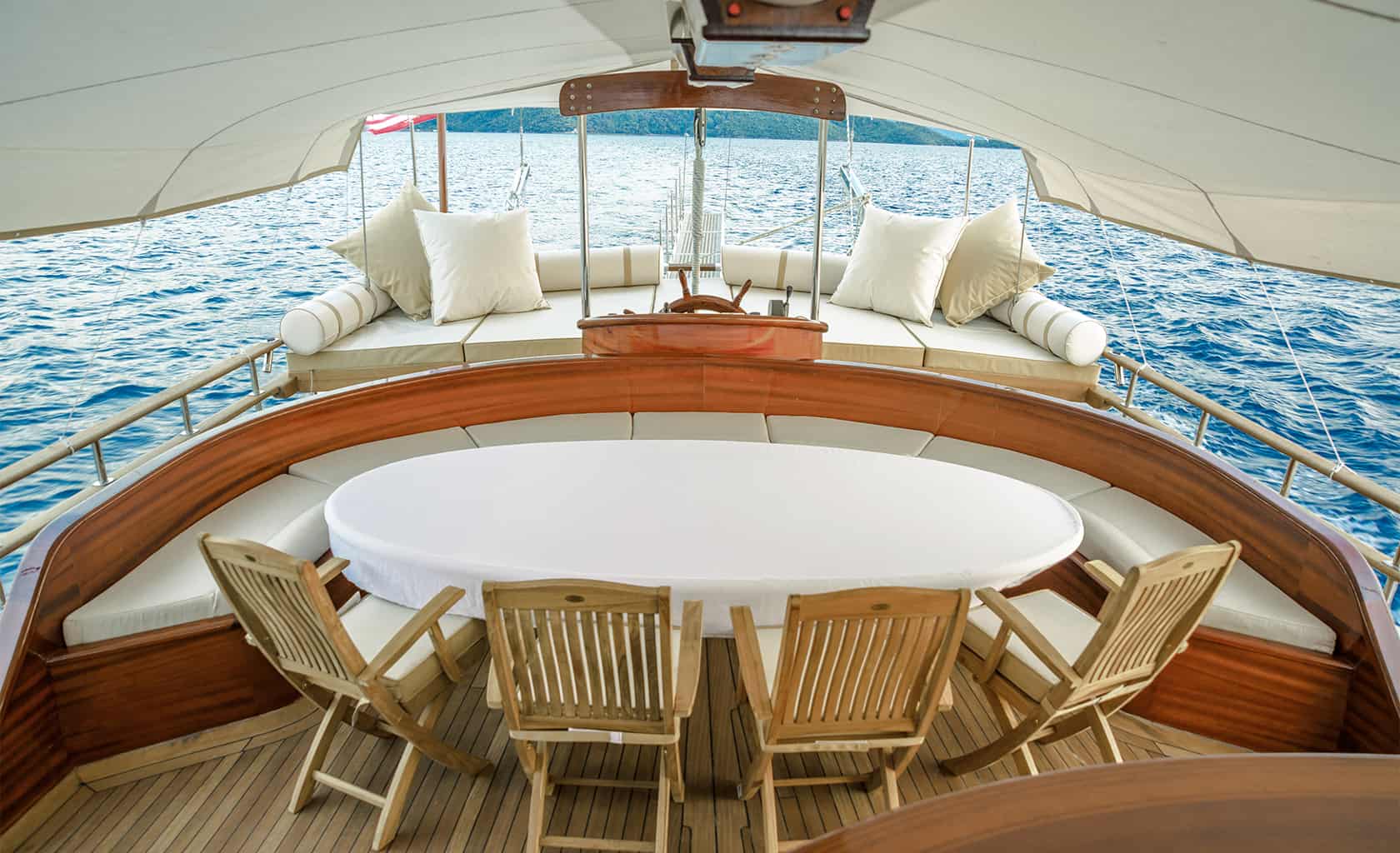 WICKED FELINA Aft deck