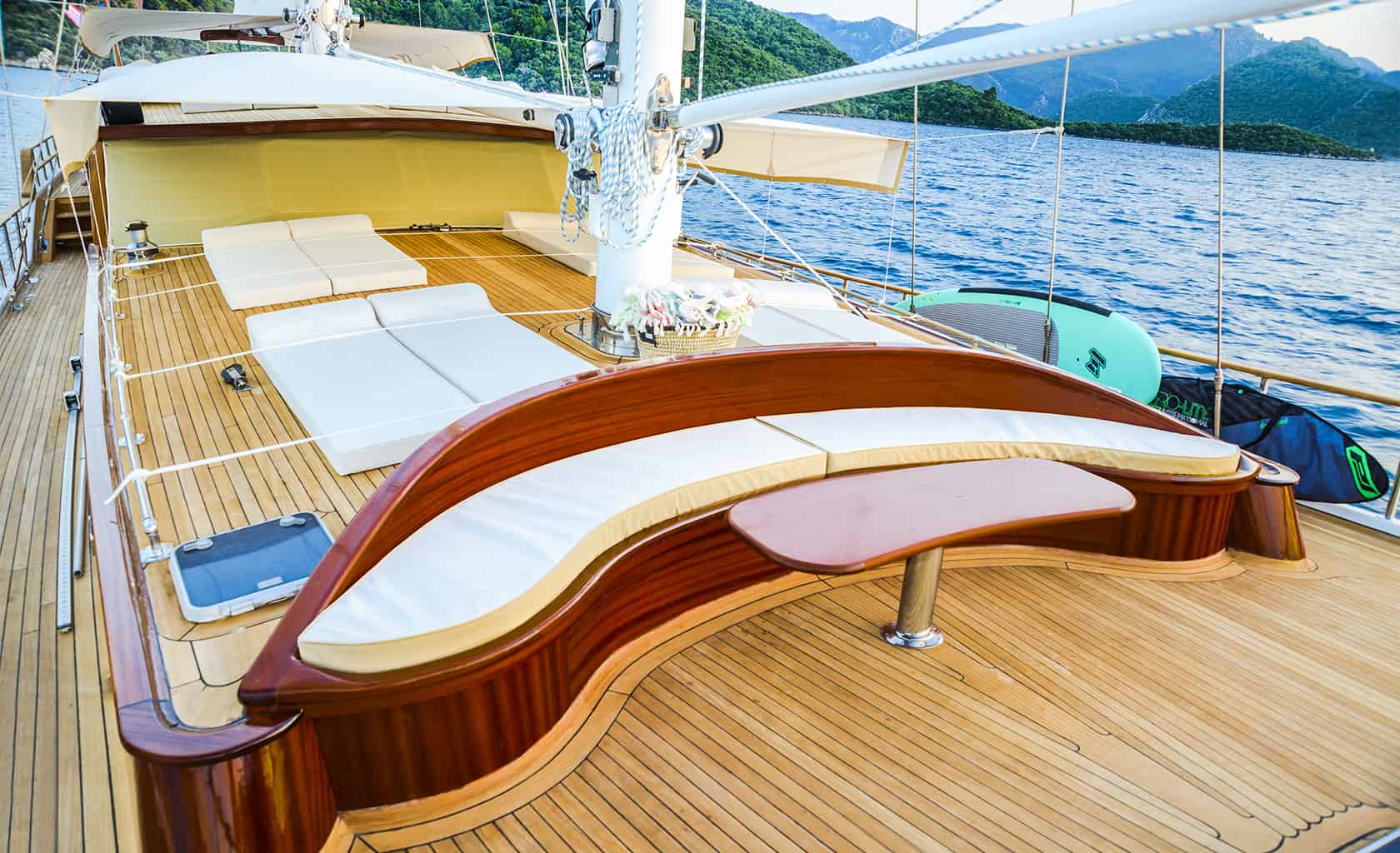 WICKED FELINA Bow deck