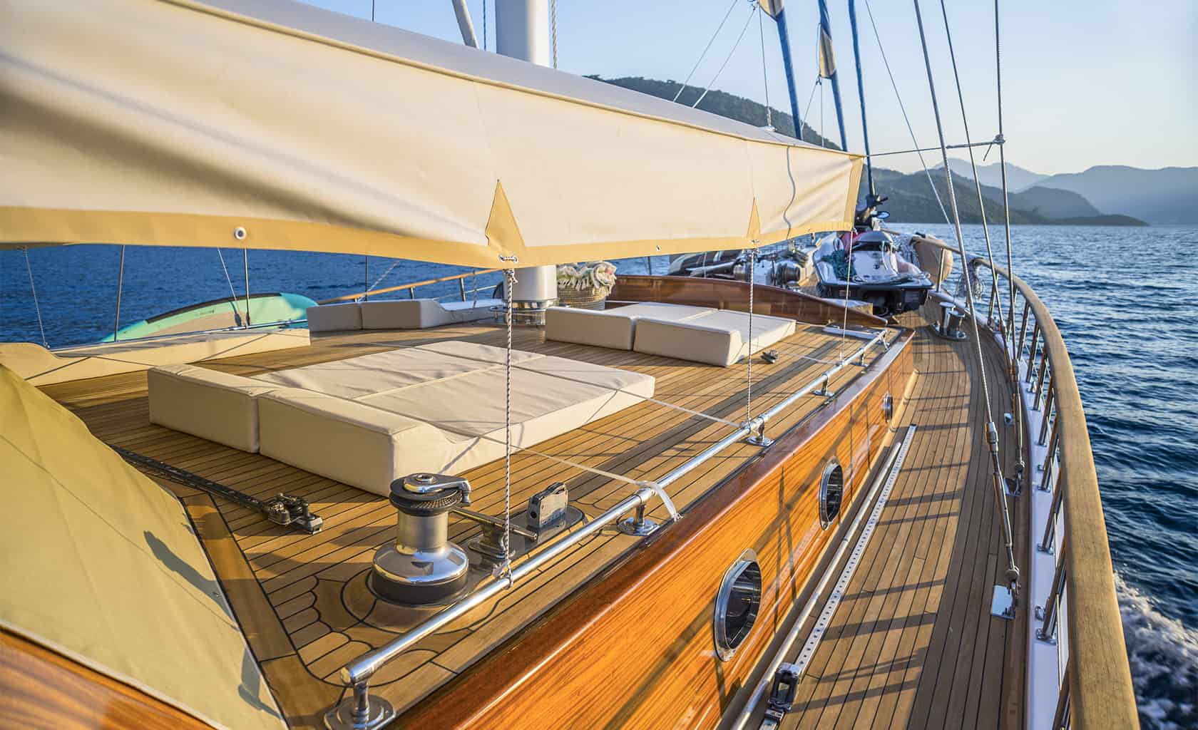 WICKED FELINA Sundeck