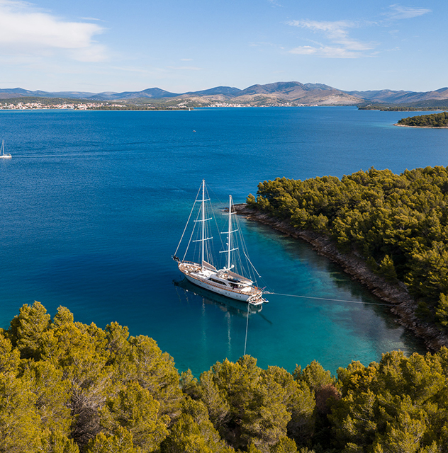 A walkhtrough video of yacht Alessandro I