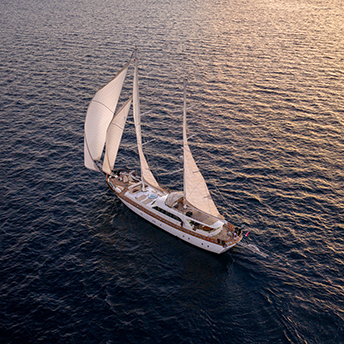 A walkhtrough video of yacht Alessandro I
