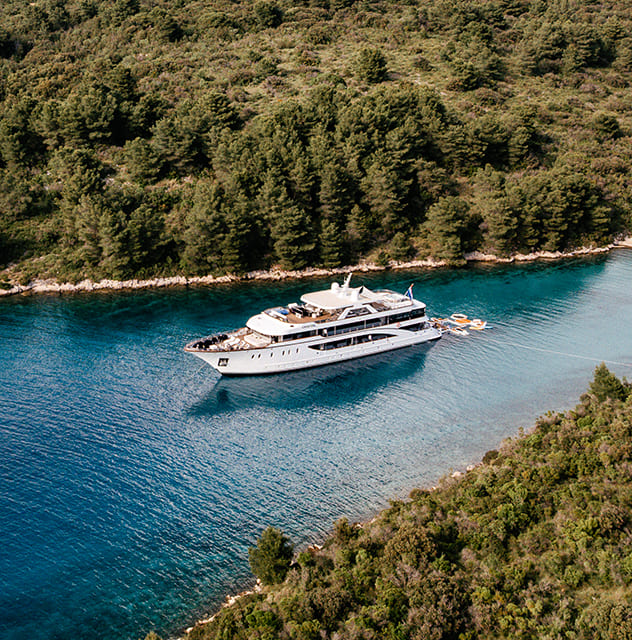 A walkhtrough video of yacht Cristal