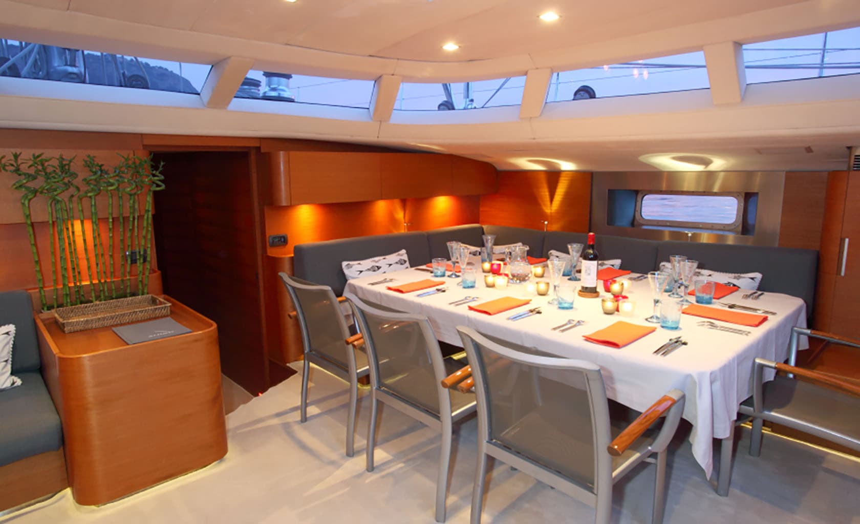 ATTIMO Saloon