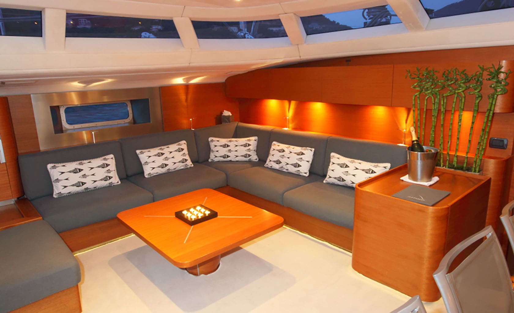 ATTIMO Saloon
