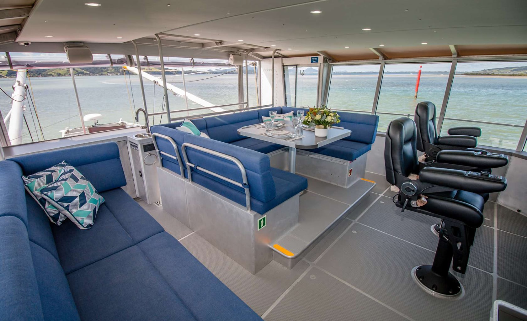 GREY WOLF Flybridge